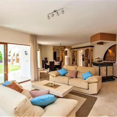 Summer Offers! Fabulous Luxury Near The Sleeps 8 Вилла *