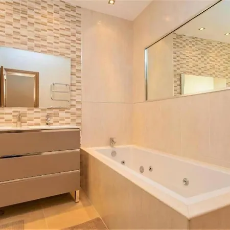 Villa Summer Offers! Fabulous Luxury Near The Sleeps 8