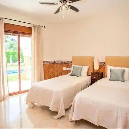 Summer Offers! Fabulous Luxury Near The Sleeps 8 Villa
