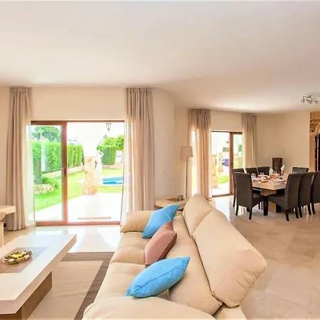 Summer Offers! Fabulous Luxury Near The Sleeps 8 Villa *