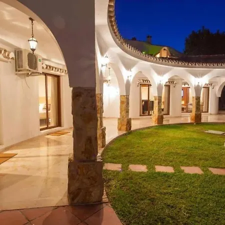 Villa Summer Offers! Fabulous Luxury Near The Sleeps 8 *