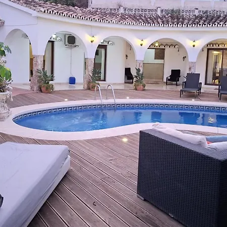 Summer Offers! Fabulous Luxury Near The Sleeps 8 Villa